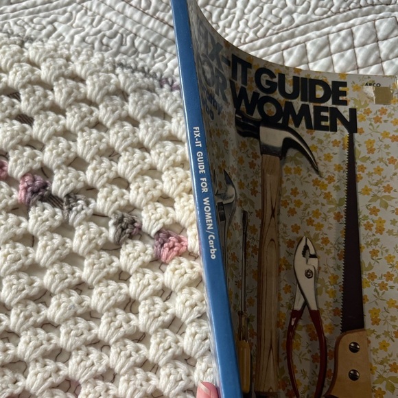 Fix-it Guide For Women by Dorothy Carbo Vintage 1970s DIY Book - Picture 2 of 6